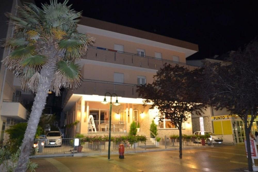 Albergo Larenzia Cattolica Zewnętrze zdjęcie