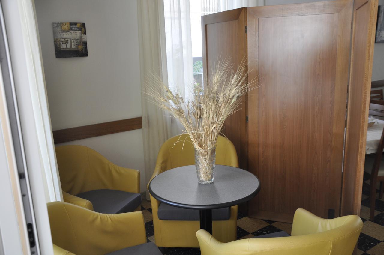 Albergo Larenzia Cattolica Zewnętrze zdjęcie