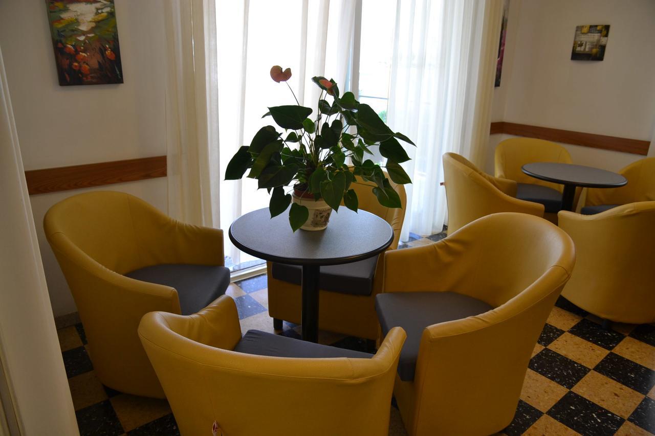 Albergo Larenzia Cattolica Zewnętrze zdjęcie
